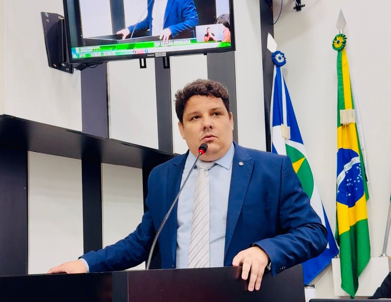 Vereador Alex Rodrigues anuncia mutirão de tapa-buracos no Tijucal a partir desta quarta-feira (28)